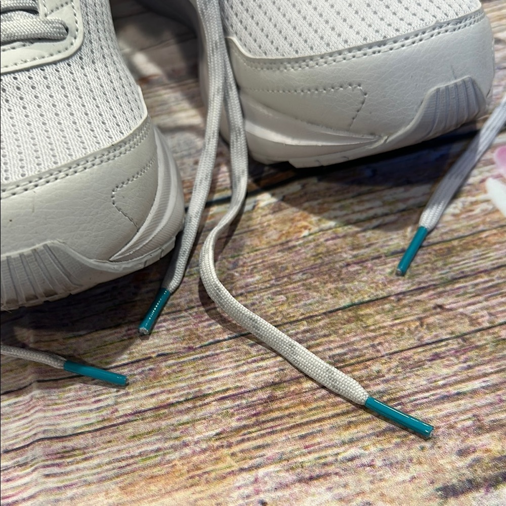 Saucony Sz 9.5 Gray Sneakers with Breathable Mesh and Cushioned Sole • NEW! - Picture 4 of 13